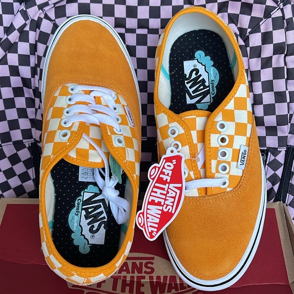 Vans WMNS Comfycush Authent (Checker) Zinnia/True Wht
VN0A3WM7VNC
Sneakers - Picture 13 of 16